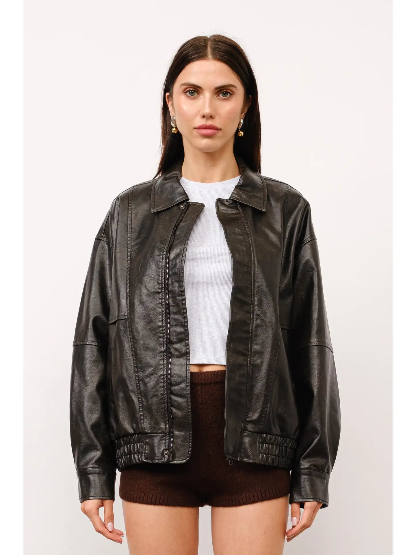 oversized leather bomber jacket, black motorcycle bomber jacket, modern style, fall 2024 outfit fashion trend, leather jacket