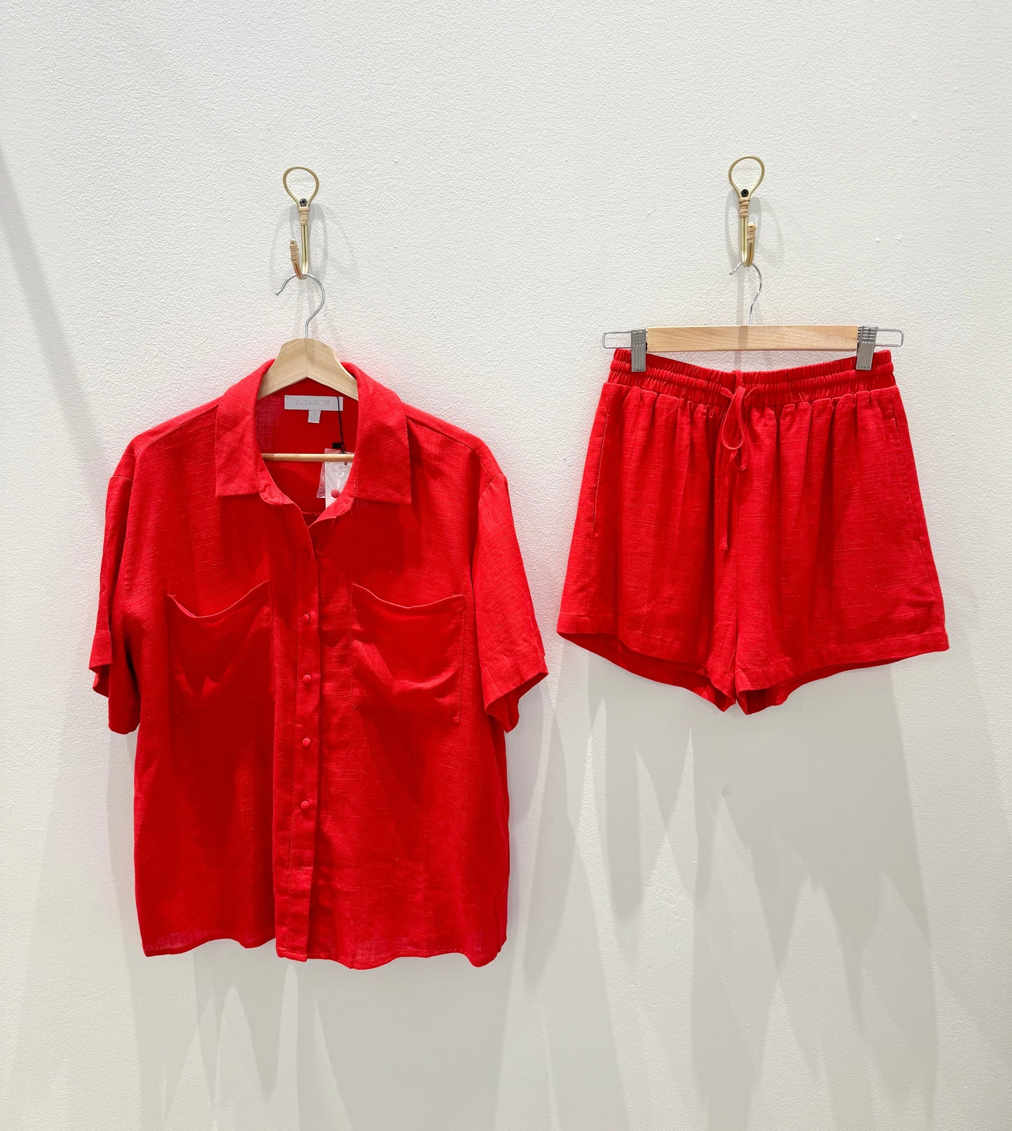 reese linen shorts in true red