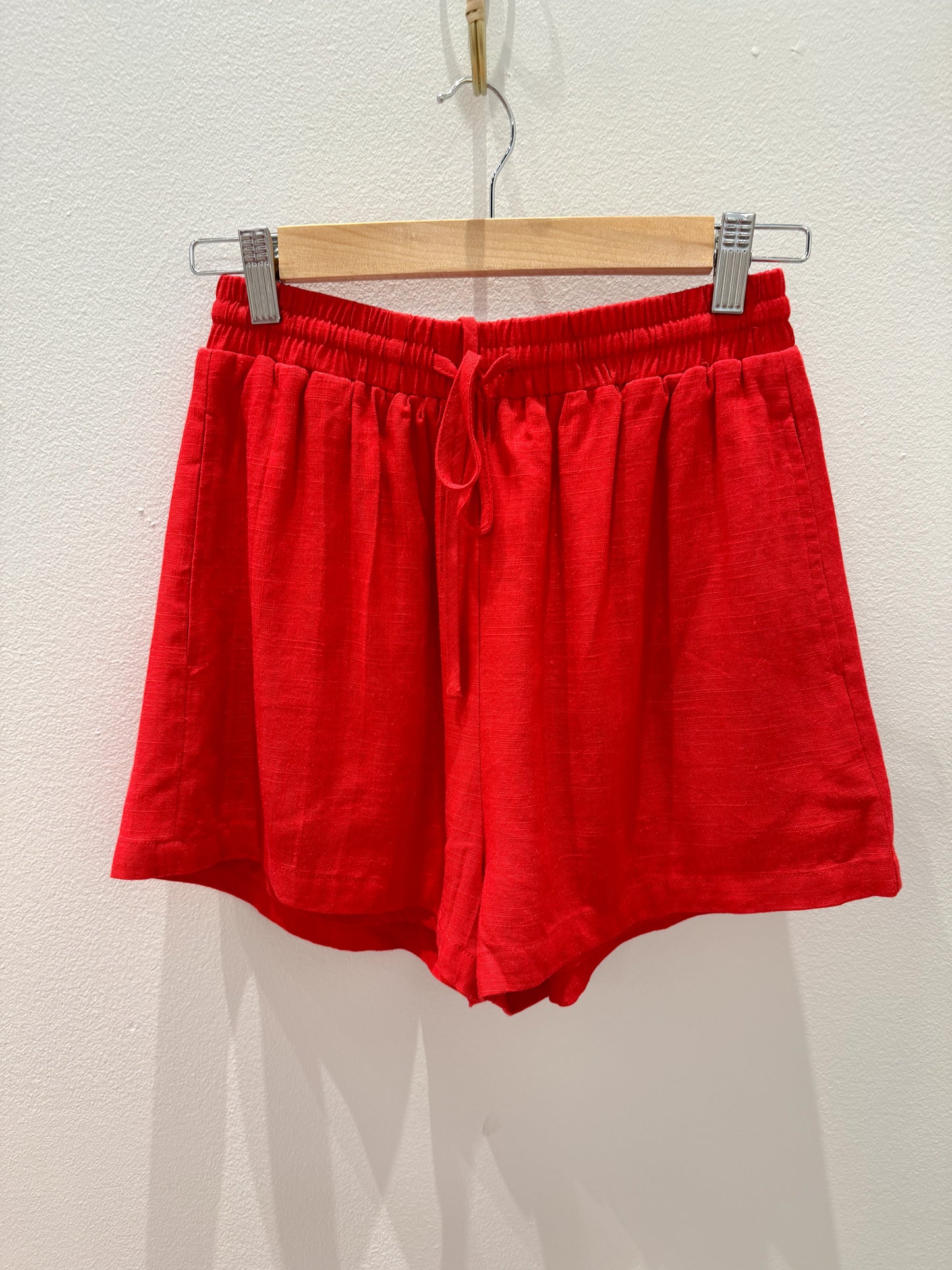 reese linen shorts in true red