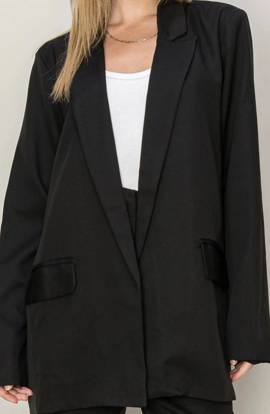 Chic oversized black blazer featuring an oversized silhouette, ideal for a stylish layered look.