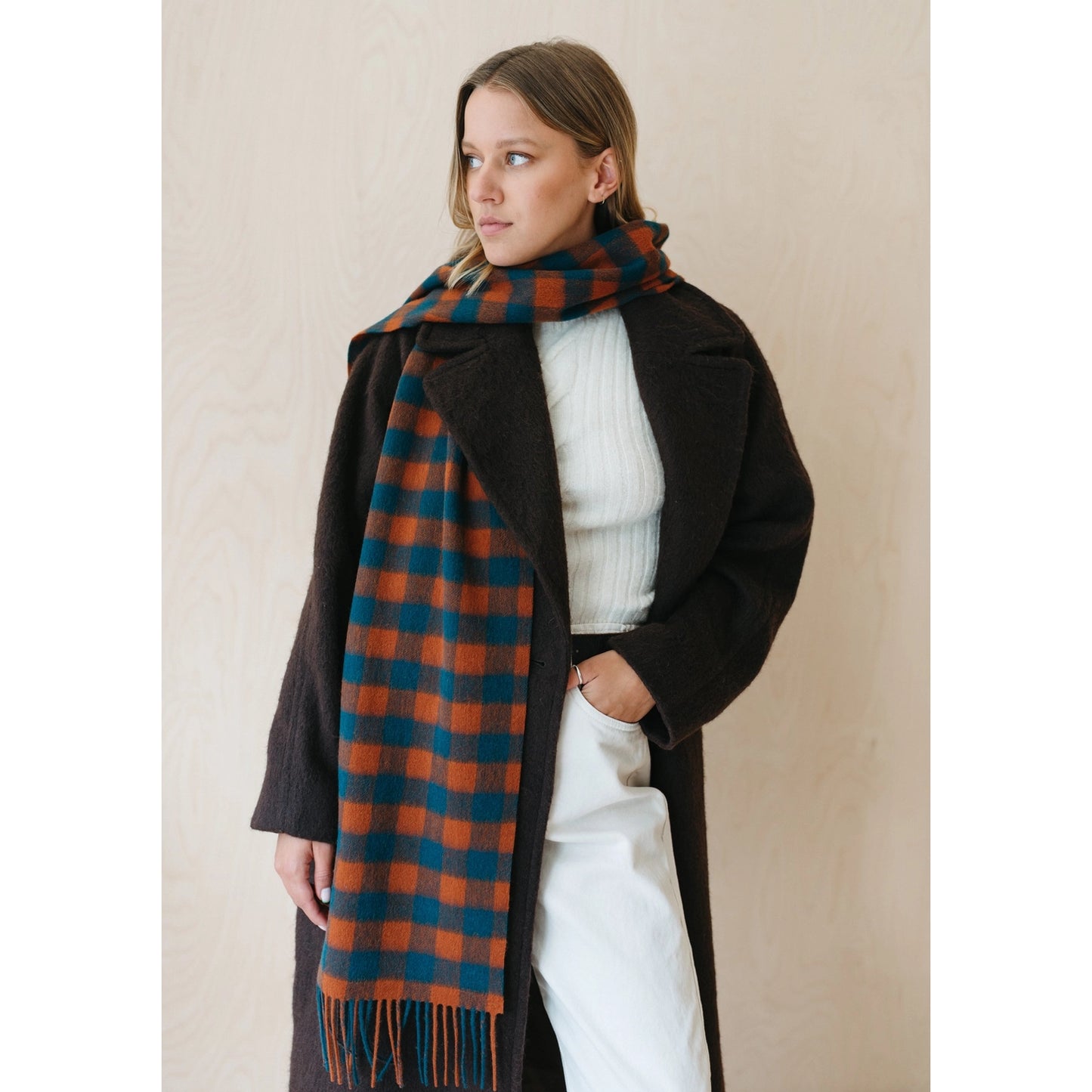 100% Lambswool gingham scarf in blue/brown